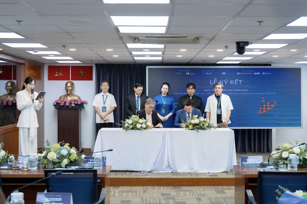 Khoảnh khắc ký kết thỏa thuận hợp tác, đánh dấu bước phát triển mới trong lĩnh vực công nghệ và tài sản số