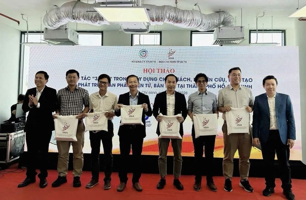 Ông Nguyễn Hữu Yên – Phó Giám đốc Sở KH&CN TP.HCM (bên trái ngoài) cùng ThS. Lê Huỳnh Lân – Phó Chủ tịch HSIA (bên phải ngoài) trao quà tri ân các diễn giả tham gia hội thảo